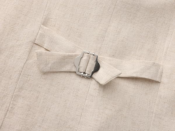 Neapolitan adjustable buckle at the back of the waistcoat
